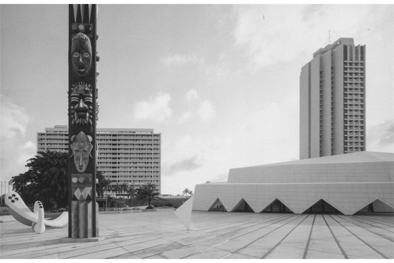Fig. 7
Thomas Leitersdorf e Heinz
Fechel, Hotel Ivoire a Abidjan,
1963-70. (Di Herz 2022). Fig. 7
Thomas Leitersdorf e Heinz
Fechel, Hotel Ivoire a Abidjan,
1963-70. (Di Herz 2022).