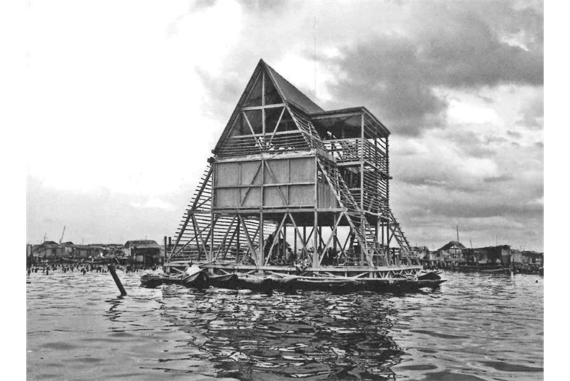 Fig. 8
Kunl&eacute; Adeyemi - NLE&rsquo;, Makoko
Floating School, Lagos, 2013.
(By Meuser e Dalbai 2021, Herrel
2001).