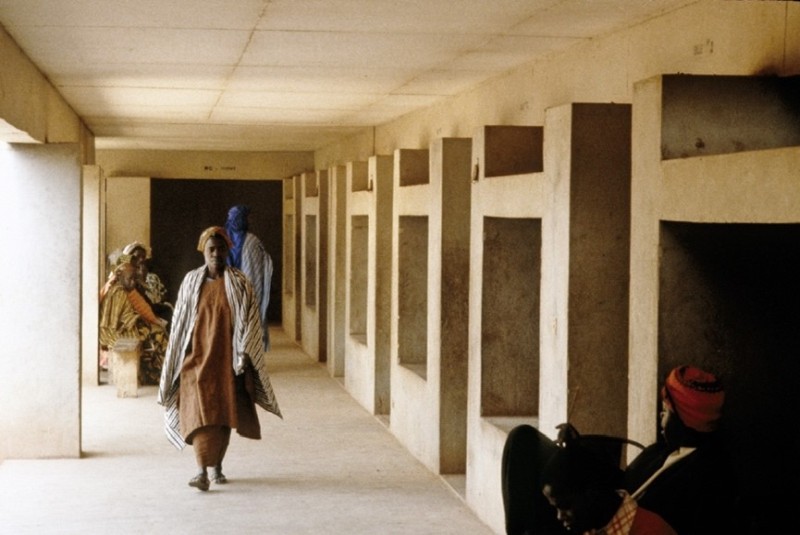 Fig. 2a
Andr&eacute; Rav&eacute;reau, Mopti Health
Centre, 1970-74 (from Aga Khan
Trust for Culture, Gen&egrave;ve).