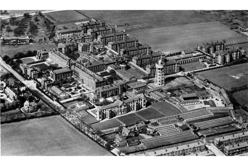 Figg. 74
- Thomas Worthington, Infermeria della Workhouse di Chorlton Union, 1865. Vista. / Chorlton Union Workhouse Infirmary. View.