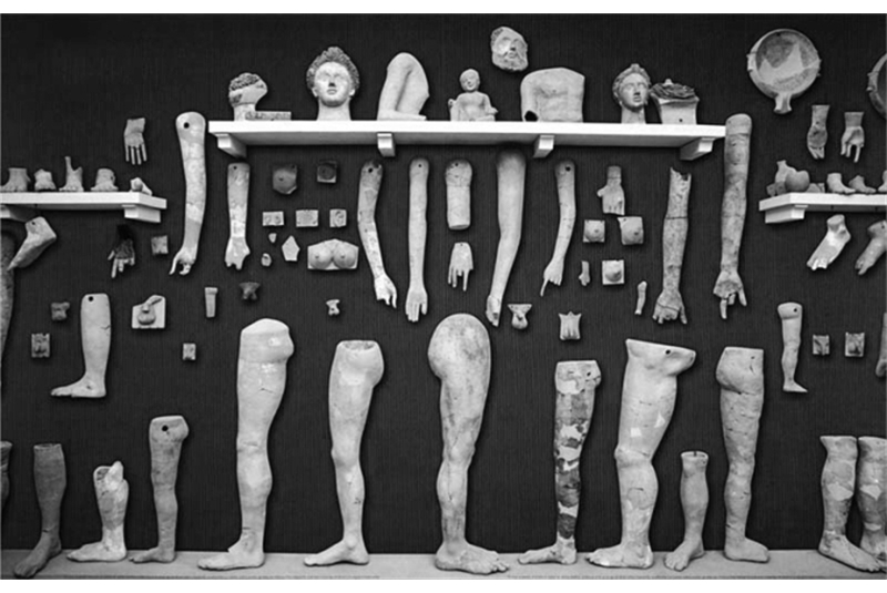 Fig. 1 - Riproduzioni in terracotta di parti anatomiche offerte ex voto ad Asclepio / Terracotta reproductions of anatomical parts offered as votive offerings to Asclepius.