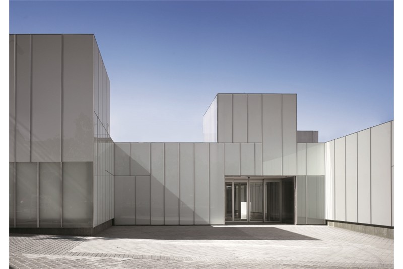 Fig. 4
estudio__entresitio, Usera, Vellaverde and Sanblas, Public Healthcare Center. Madrid (2007-10 Villaverde).
Courtesy of estudio__entresitio. Photo credits: Roland Halbe