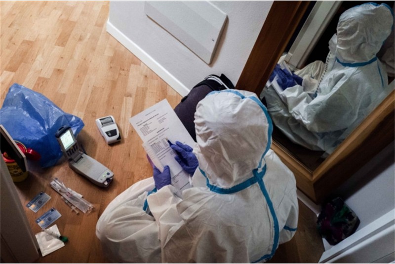 Fig. 2
UMM interventions. blood gas analysis and multispecialist home assessment of Covid (Ph. Carlo Cozzoli).