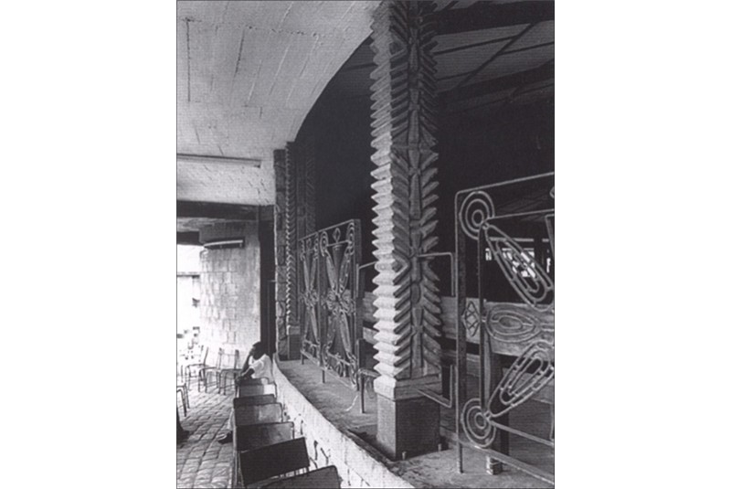 Fig. 13
Cappella dell'Istituto Domenicano
a Ibadan (1970-1975): ingresso
laterale e porticato con
colonne in legno intagliato tra la
cavea dei fedeli e l’esterno. Fig. 13
Cappella dell'Istituto Domenicano
a Ibadan (1970-1975): ingresso
laterale e porticato con
colonne in legno intagliato tra la
cavea dei fedeli e l’esterno.
