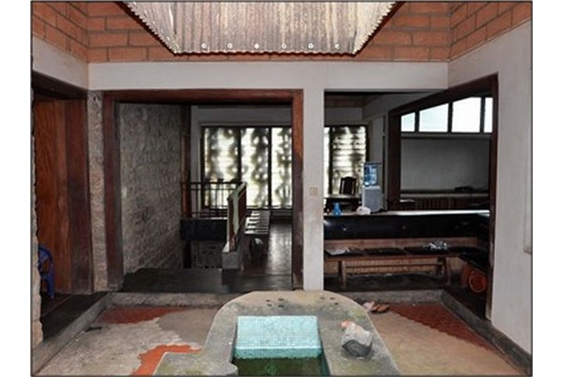Fig. 5
New Culture Studio (1967) in
Oremeji: the living area of the residence
with the impluvium.