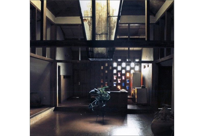 Fig. 9
Demas Nwoko's residence, Idumuje,
Ugboko (1976): the public
court illuminated by the impluvium.