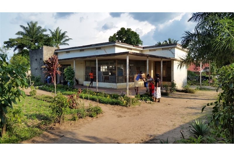 Fig. 3
Single-family courtyard house
built in the 1950s in Kananga,
Repubblica Democratic Republic
of Congo. 2014 &copy;Manlio Michieletto.