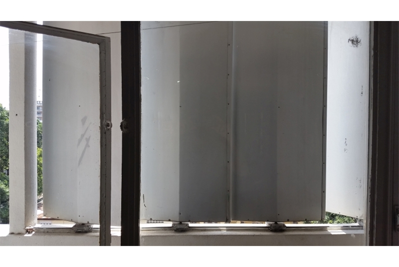 Fig. 10
Brise soleil in alluminio nella
loggia di un appartamento
dell&rsquo;edificio Van Gele di Claude
Laurens, Kinshasa. &copy;Manlio
Michieletto.