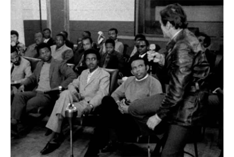 Pier Paolo Pasolini intervista gli
studenti africani dell'Universit&agrave;
degli Studi di Roma 