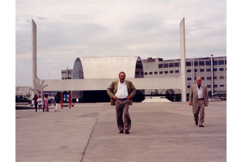 Fig. 1
Álvaro Siza and Fernando Távora
nel Memorial de América Latina
di Oscar Niemeyer, San Paolo
– Brasile (In: Fundação Instituto
Marques da Silva, Archive
Fernando Távora, PT_FIMS_FT_
Foto4055). Fig. 1
Álvaro Siza and Fernando Távora
nel Memorial de América Latina
di Oscar Niemeyer, San Paolo
– Brasile (In: Fundação Instituto
Marques da Silva, Archive
Fernando Távora, PT_FIMS_FT_
Foto4055).