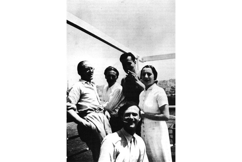 Fig. 18
Piero Bottoni (in primo piano)
con. Le Corbusier, Saporta, Terragni
e Renata Pollini sulla nave
Patris II, IV Ciam 1933. (G. Consonni,
L. Meneghetti, G. Tonon
(a cura di), Piero Bottoni opera
completa, Fabbri Editori, Milano
1990, p. 50).