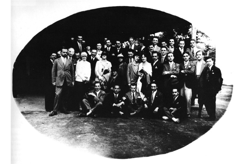 Fig. 17
Students and teachers of the School of Civil Architects of the Royal Polytechnic of Milan on a study trip to Naples, July 1926. Bottoni is second from the right in the second row, between L. Figini and G. Ulrich. (G. Consonni, L. Meneghetti, G. Tonon (eds.), Piero Bottoni opera completa, Fabbri Editori, Milan 1990, p. 23). Fig. 17
Students and teachers of the School of Civil Architects of the Royal Polytechnic of Milan on a study trip to Naples, July 1926. Bottoni is second from the right in the second row, between L. Figini and G. Ulrich. (G. Consonni, L. Meneghetti, G. Tonon (eds.), Piero Bottoni opera completa, Fabbri Editori, Milan 1990, p. 23).