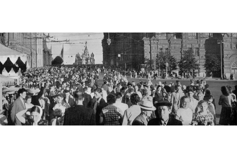 Fig. 25
A photo from Revolution Square towards the famous "camelback" that leads to Red Square, published in the issue dedicated to the USSR of «Casabella-Continuità», n. 262, April 1962. The published photos, except those from bibliographic sources, are attributed to M. Achilli, S. Asti, G. Aulenti, G. Canella. Fig. 25
A photo from Revolution Square towards the famous "camelback" that leads to Red Square, published in the issue dedicated to the USSR of «Casabella-Continuità», n. 262, April 1962. The published photos, except those from bibliographic sources, are attributed to M. Achilli, S. Asti, G. Aulenti, G. Canella.
