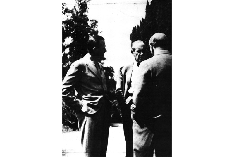 Fig. 20
Piero Bottoni with Walter Gropius and Ernesto N. Rogers (back to the camera) at the 7th CIAM, Bergamo, July 1949. (G. Consonni, L. Meneghetti, G. Tonon (eds.), Piero Bottoni opera completa, Fabbri Editori, Milan 1990, p. 439). Fig. 20
Piero Bottoni with Walter Gropius and Ernesto N. Rogers (back to the camera) at the 7th CIAM, Bergamo, July 1949. (G. Consonni, L. Meneghetti, G. Tonon (eds.), Piero Bottoni opera completa, Fabbri Editori, Milan 1990, p. 439).