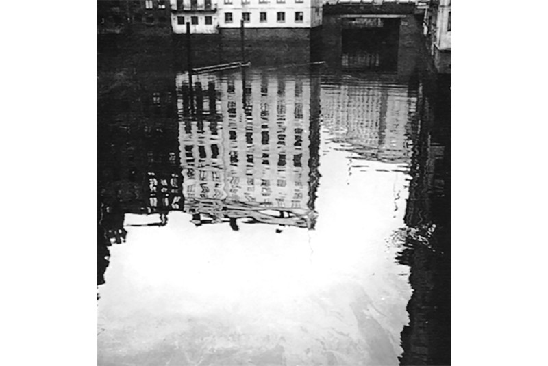 Figs. 9 a-b
Giuseppe Pagano, photographs of the outskirts of Hamburg and the port of Oslo. (Cesare De Seta, Giuseppe Pagano fotografo, Electa, Milan 1979, p. 83). Figs. 9 a-b
Giuseppe Pagano, photographs of the outskirts of Hamburg and the port of Oslo. (Cesare De Seta, Giuseppe Pagano fotografo, Electa, Milan 1979, p. 83).