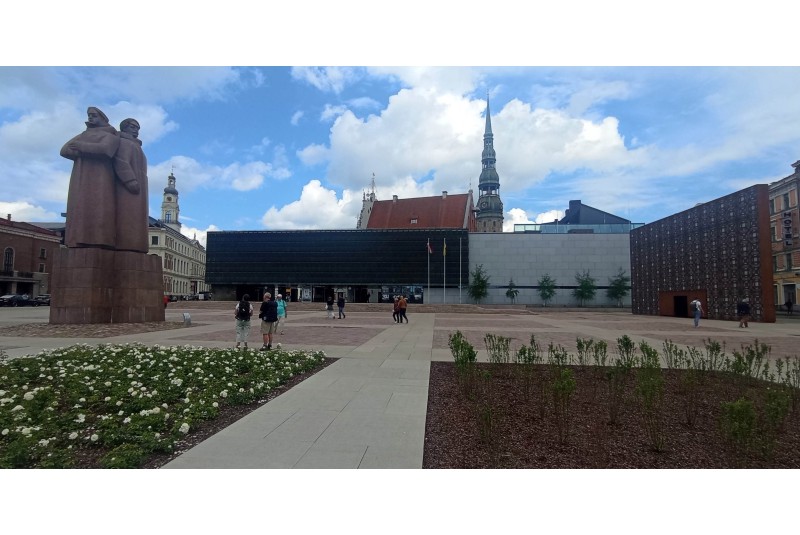 Fig. 13 - GT#2, Riga: Piazza dei Fucilieri
Lettoni. Da sinistra a destra: il
monumento omonimo (1971), il
Museo dell’occupazione della
Lettonia (G. Birkerts, 1993) e il
Memoriale alle Vittime dell’Occupazione
Sovietica (K. Gelzis
e I. Mikelsone, 2021). Foto Porto
Team, 8 giugno 2024. Fig. 13 - GT#2, Riga: Piazza dei Fucilieri
Lettoni. Da sinistra a destra: il
monumento omonimo (1971), il
Museo dell’occupazione della
Lettonia (G. Birkerts, 1993) e il
Memoriale alle Vittime dell’Occupazione
Sovietica (K. Gelzis
e I. Mikelsone, 2021). Foto Porto
Team, 8 giugno 2024.