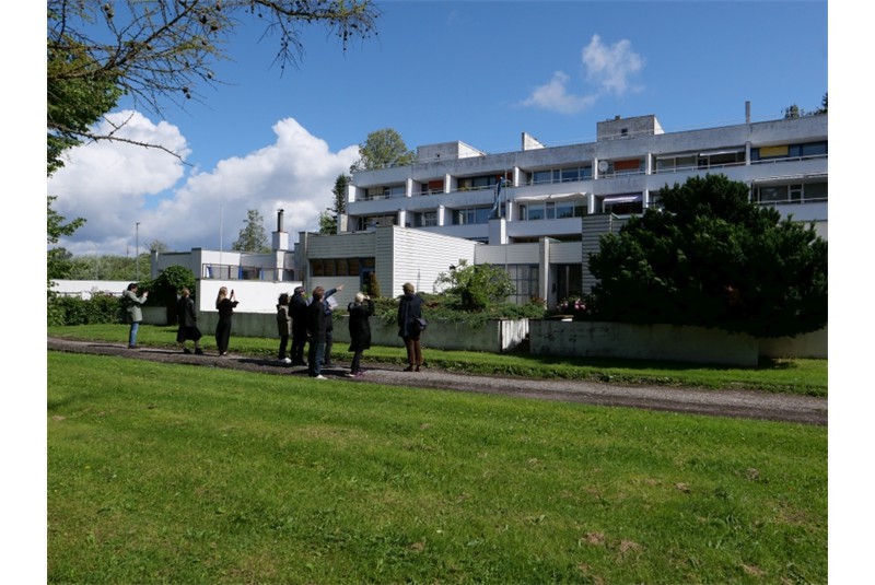 Fig. 15 - GT#2, Pärnu: visita al complesso
residenziale “Kuldne Kodu”
(Golden Home) di Toomas
Rein, 1972-1987. Foto A. Vougia
(AUTH), 10 giugno 2024. Fig. 15 - GT#2, Pärnu: visita al complesso
residenziale “Kuldne Kodu”
(Golden Home) di Toomas
Rein, 1972-1987. Foto A. Vougia
(AUTH), 10 giugno 2024.