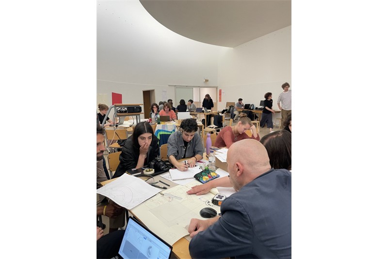 Fig. 20 - GT#3, Porto: discutendo con gli
studenti durante l’IPL nello spazio
semicircolare del Museo.
Foto E. Margione (Polimi). Fig. 20 - GT#3, Porto: discutendo con gli
studenti durante l’IPL nello spazio
semicircolare del Museo.
Foto E. Margione (Polimi).