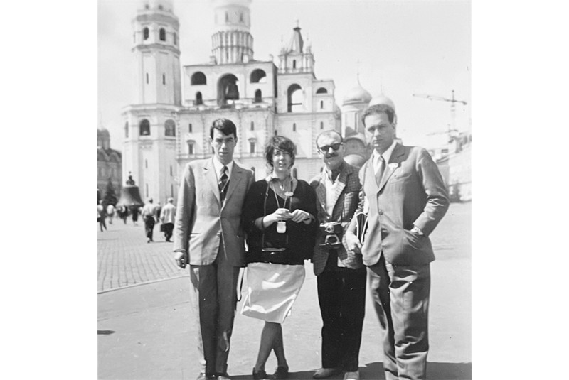 Fig. 11 - Viaggio a Mosca degli architetti
milanesi (1962). Gae Aulenti e
Guido Canella nella piazza delle
cattedrali del Cremlino. Archivio
Gae Aulenti Fig. 11 - Viaggio a Mosca degli architetti
milanesi (1962). Gae Aulenti e
Guido Canella nella piazza delle
cattedrali del Cremlino. Archivio
Gae Aulenti