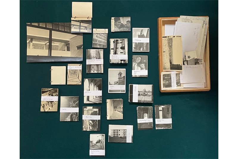 Fig. 12 - Immagini di viaggio raccolte per
destinazione e conservate nella
scatola “I viaggi di Gae”. Parte di
queste fotografie sono raccolte
in piccoli album ad anelli come
ad esempio l’album di Como, in
alto a sinistra. Si noti la riproduzione
ingrandita della fotografia
della Casa del Popolo (ex Casa
del Fascio) risalente al 1948. Le
raccolte sono state liberamente
ricomposte dagli autori. Archivio
Gae Aulenti. Fig. 12 - Immagini di viaggio raccolte per
destinazione e conservate nella
scatola “I viaggi di Gae”. Parte di
queste fotografie sono raccolte
in piccoli album ad anelli come
ad esempio l’album di Como, in
alto a sinistra. Si noti la riproduzione
ingrandita della fotografia
della Casa del Popolo (ex Casa
del Fascio) risalente al 1948. Le
raccolte sono state liberamente
ricomposte dagli autori. Archivio
Gae Aulenti.