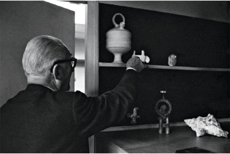 Fig. 16 - Le Corbusier intento a disporre
gli objets à réation poétique
all’interno di una nicchia nella
casa-studio di Rue Nungesseret-
Coli a Parigi (Rüegg 2017, p.
81). Fig. 16 - Le Corbusier intento a disporre
gli objets à réation poétique
all’interno di una nicchia nella
casa-studio di Rue Nungesseret-
Coli a Parigi (Rüegg 2017, p.
81).
