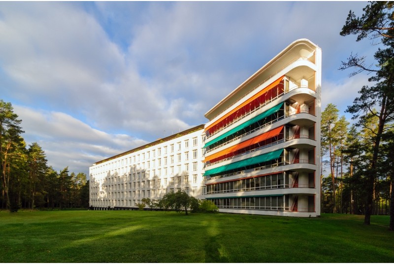 Fig. 3
A.Aalto Sanatorio Antitubercolare
di Paimio (1928-33), Vista
esterna delle camere di degenza. Fig. 3
A.Aalto Sanatorio Antitubercolare
di Paimio (1928-33), Vista
esterna delle camere di degenza.