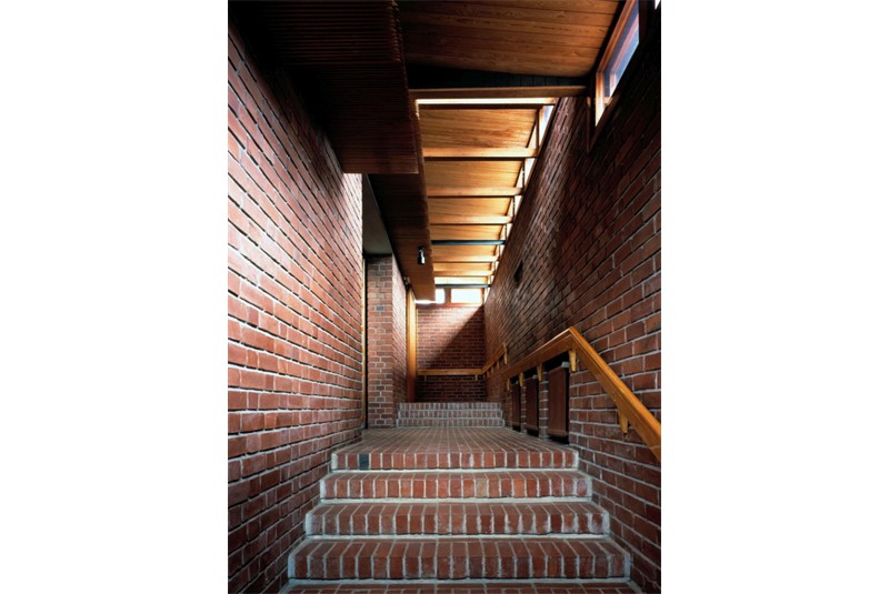 Fig. 19
A.Aalto Municipio di Säynätsalo
(1949-52), Vista della scala di
accesso alla sala consiliare. Fig. 19
A.Aalto Municipio di Säynätsalo
(1949-52), Vista della scala di
accesso alla sala consiliare.