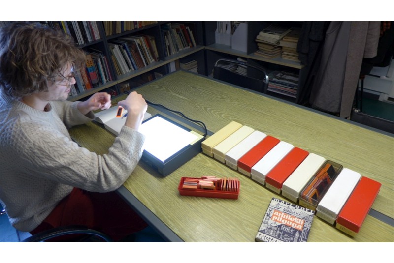 Fig. 1
Ricerca sulla collezione
di diapositive di Mart Port
presso l&rsquo;Estonian Museum of
Architecture, 2024. Per gentile
concessione di Merilin Tee.