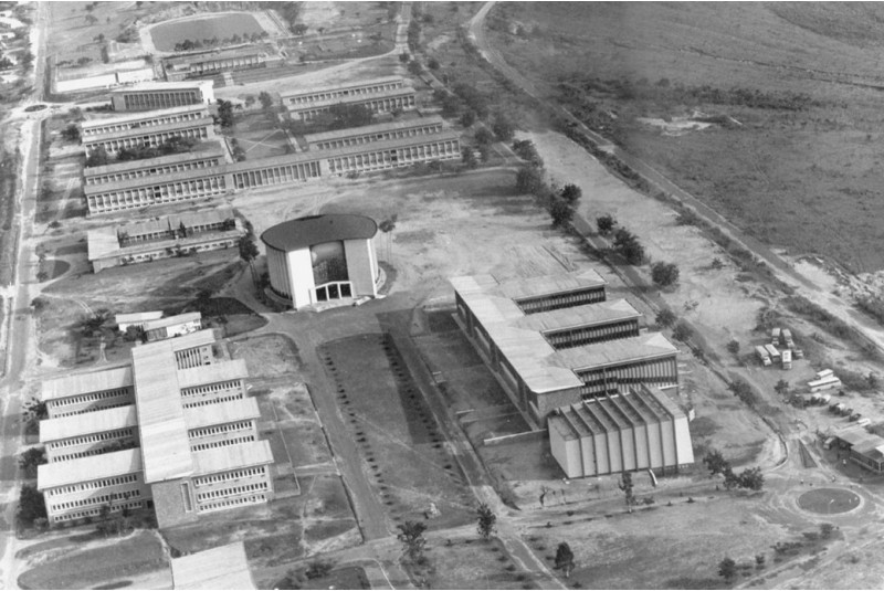 Fig. 2
La chiesa Notre-Dame de Sagesse
e gli auditorium negli anni
'50. Per gentile concessione di
Roland Minnaert.
