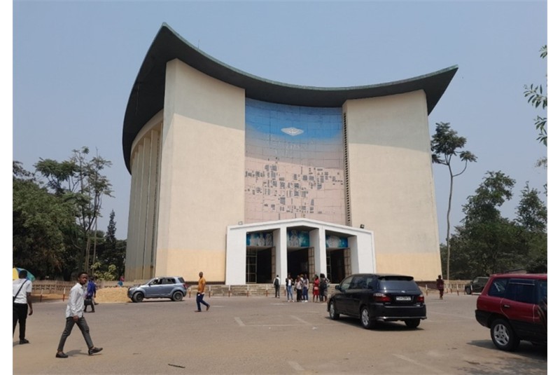 Fig. 4
Notre-Dame de la sagesse
Church, wih a representation of
the indigenious city of Matonge,
photo by Nkondi, 2023.
