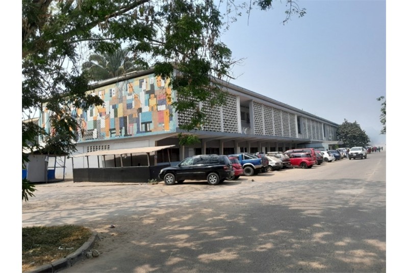 Fig. 5
University clinics. Northern facade
of the hospital with large mosaics
orderred by Gillon. Photo:
Nkondi, 2023.